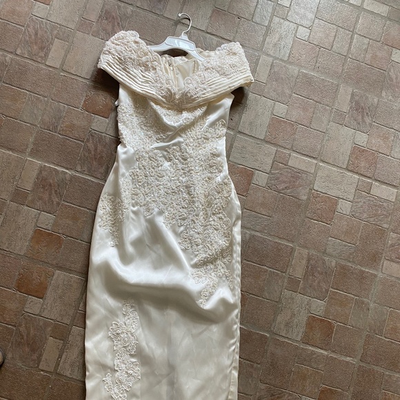 Prestige by Zurcition Wedding Dress w/detachable train - Picture 1 of 12